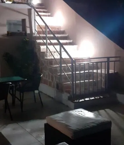 George House * Póros